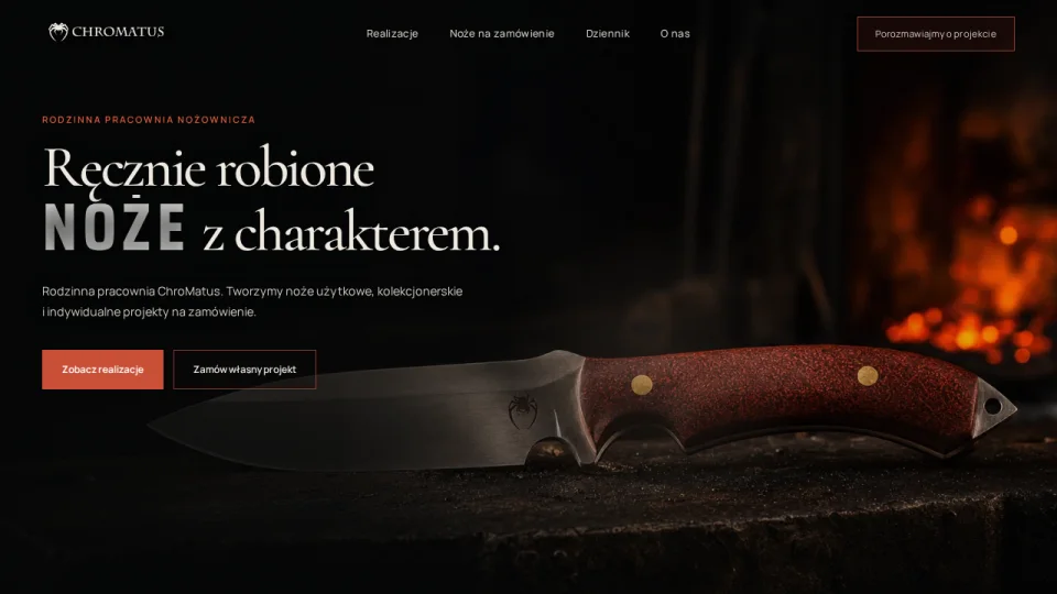 Widok strony ChroMatus z ręcznie robionym nożem na tle rozgrzanego paleniska